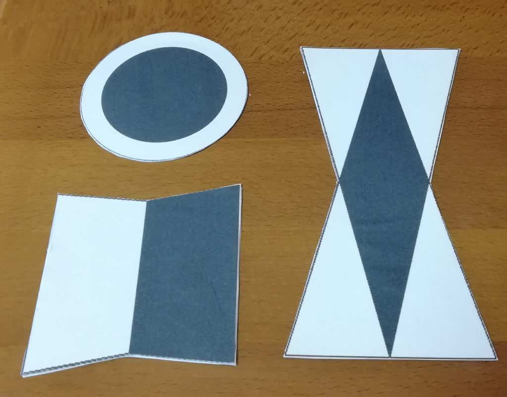 切り抜いた厚紙