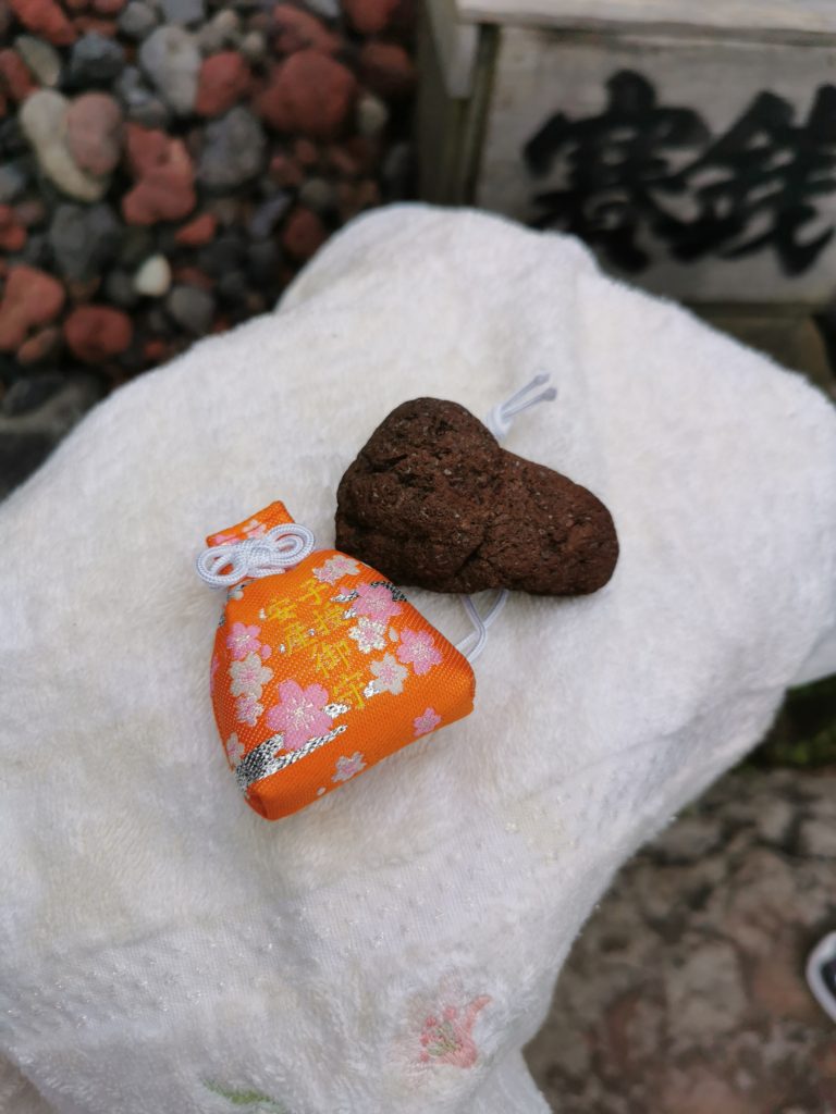 お守りと前回持ち帰ってきた赤い石